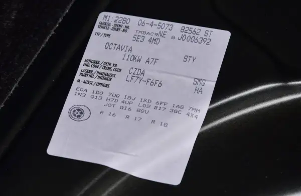 Naklejka z danymi pojazdu, w tym kod silnika po VIN: Octavia 110kW A7F, kod CZDA, LF7Y-F6F6.