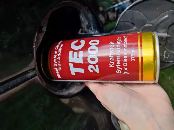 Wlewam dodatek do paliwa TEC 2000, by usunąć wodę w filtrze paliwa.
