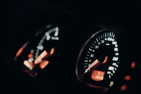 Prędkościomierz pokazuje niską prędkość, co może skutkować mandatem za zbyt wolną jazdę.