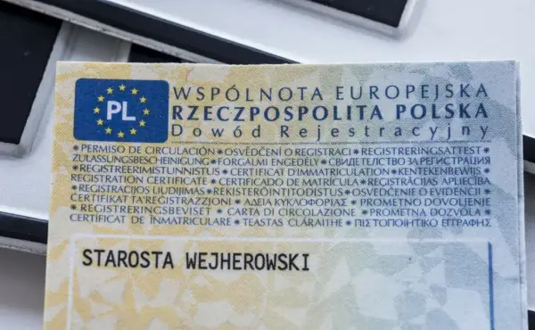Fragment polskiego dowodu rejestracyjnego z napisem "STAROSTA WEJHEROWSKI" i wielojęzycznymi nazwami dokumentu.